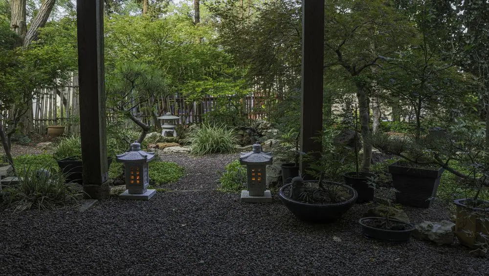...gracing an entry in garden of Kent Burgess